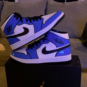Jordan 1 mid Signal SE